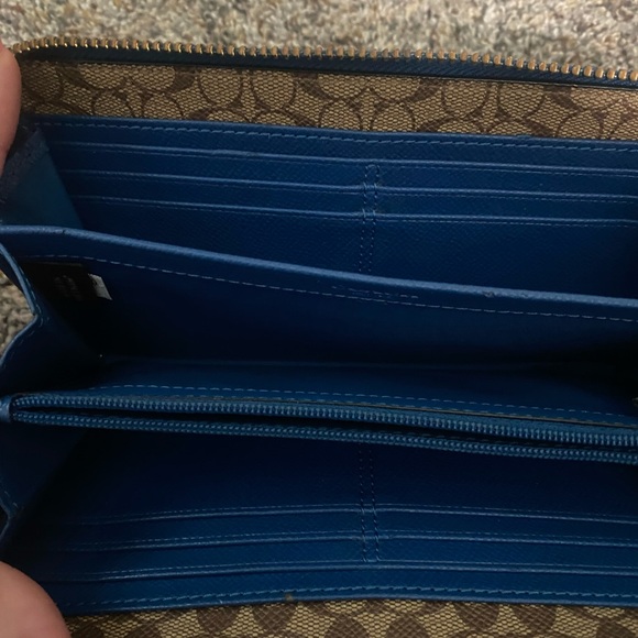Coach zip around wallet - Picture 3 of 4